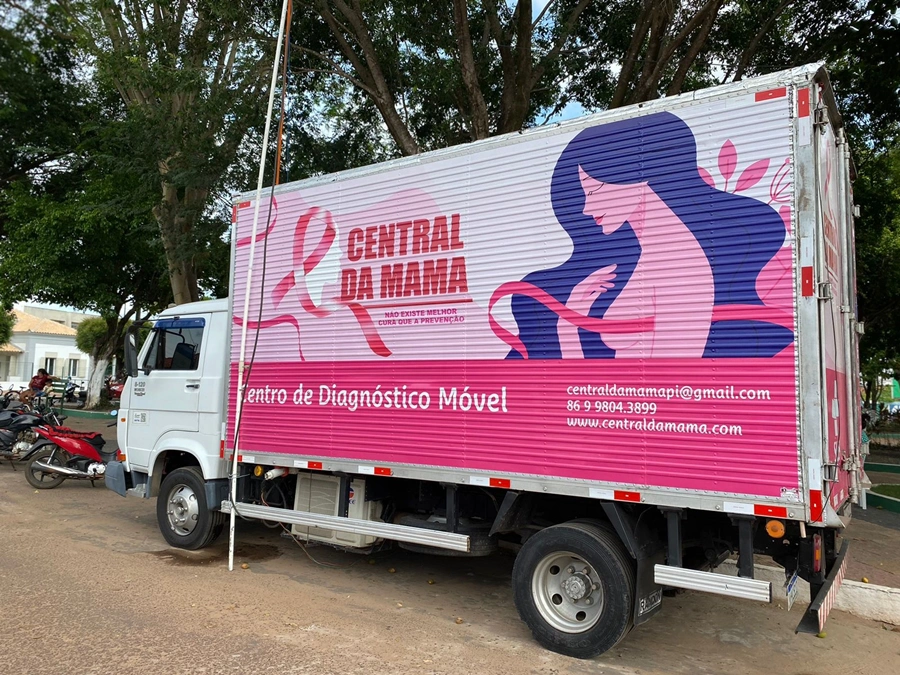 Carro da Mamografia realiza exames em mulheres em Esperantina