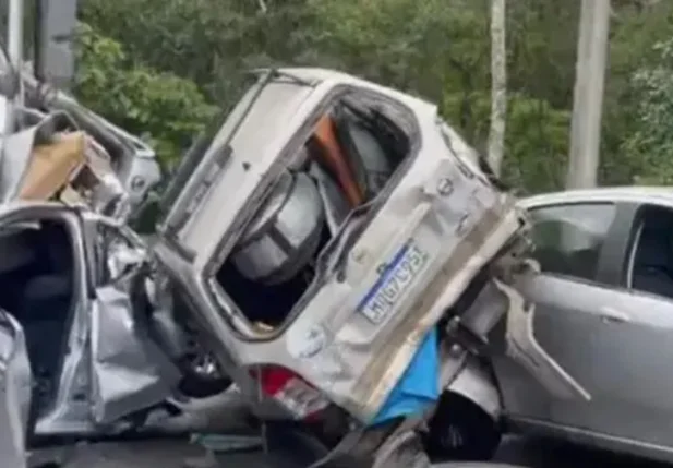 Carros destruídos após acidente com caminhão