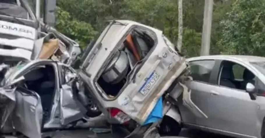 Carros destruídos após acidente com caminhão