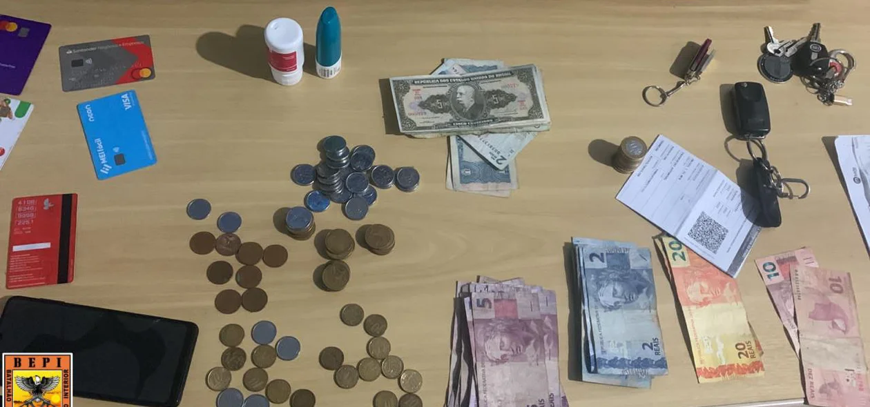 Cédulas de dinheiro de origem estrangeira foram apreendidas em posse dos criminosos