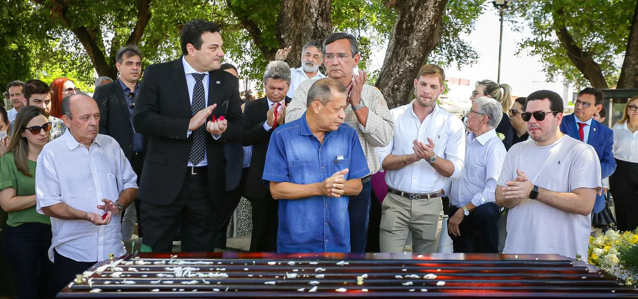 Celso Barros Coelho é sepultado com uma salva de palmas