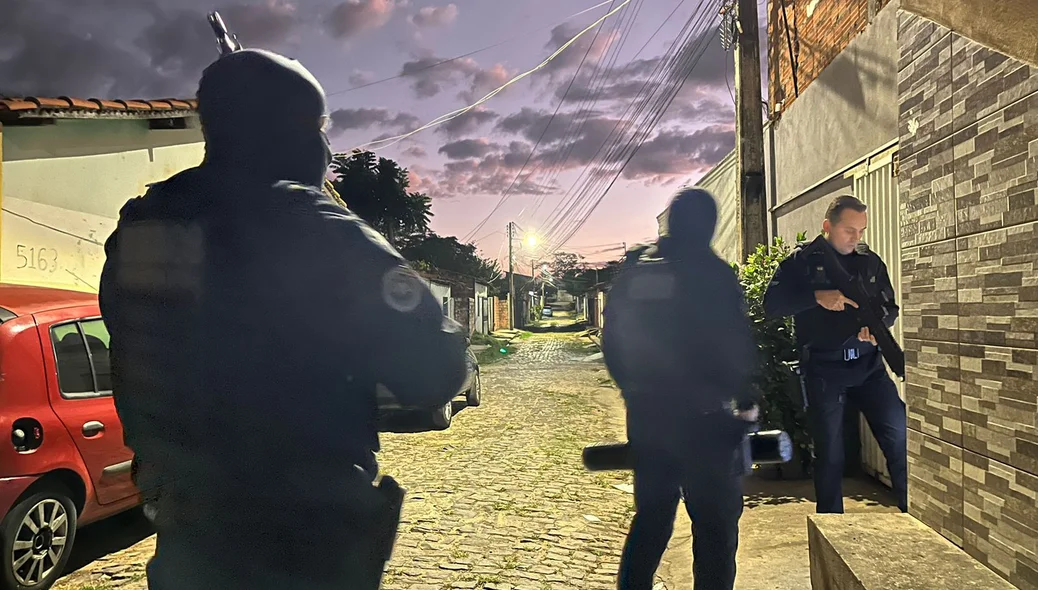 Chegada dos policiais na Vila Mocambinho