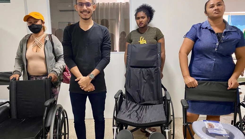 Cidadãos de Esperantina recebendo as cadeiras de rodas