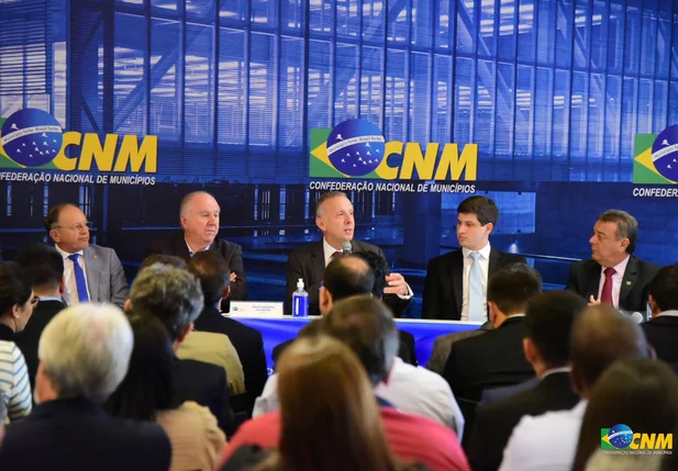 CNM reúne prefeitos em debate sobre reforma tributária com participação do relator do texto na Câmara