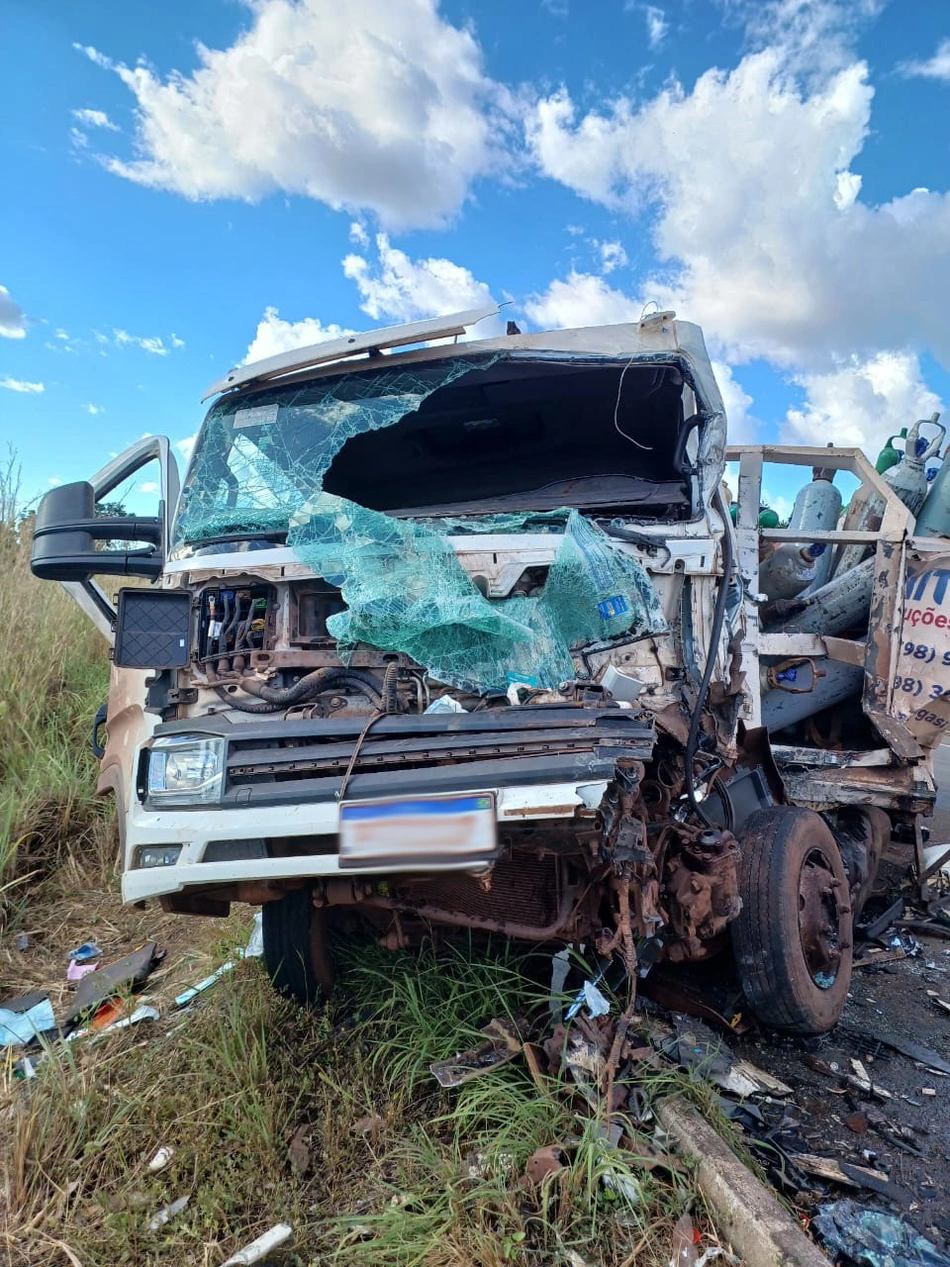 Colisão deixa um dos veículos bem destruído