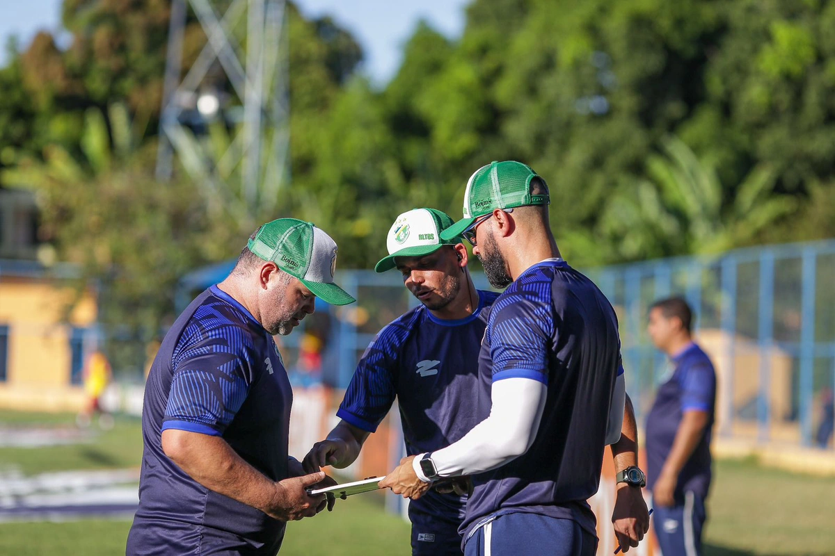 Comissão técnica do Altos na partida contra o América-RN