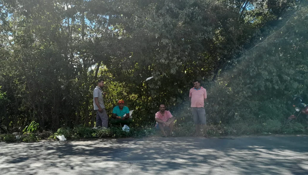 Condutor da carreta aguarda proprietário da carga para deixar o local