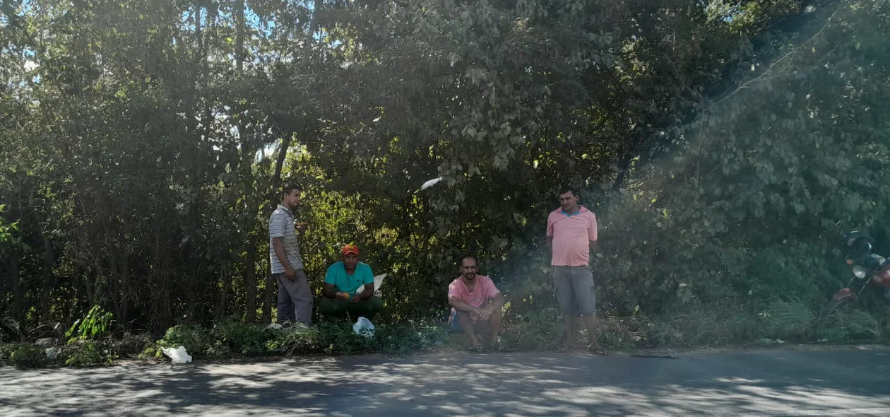 Condutor da carreta aguarda proprietário da carga para deixar o local