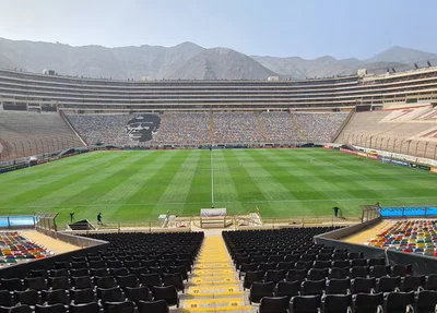 Corinthians e Universitário se enfrentam no estádio Monumental,valendo vaga nas oitavas de final