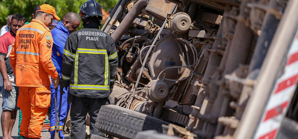 Corpo de Bombeiros do Piauí realizando atendimento no local do acidente