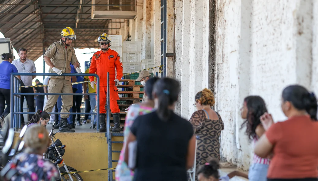 Corpo de Bombeiros e funcionários no local