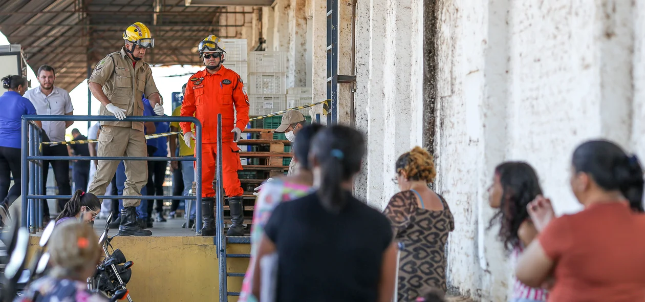 Corpo de Bombeiros e funcionários no local