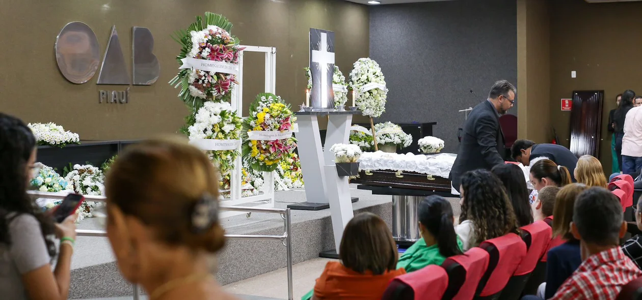 Corpo de Celso Barros Coelho foi velado na sede da OAB-PI