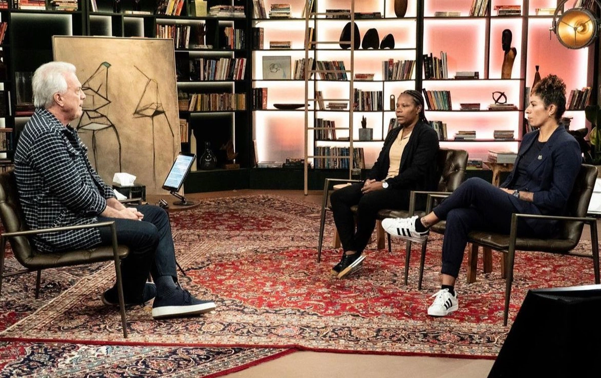 Cristiane, junto a Formiga, durante programa Conversa com Bial