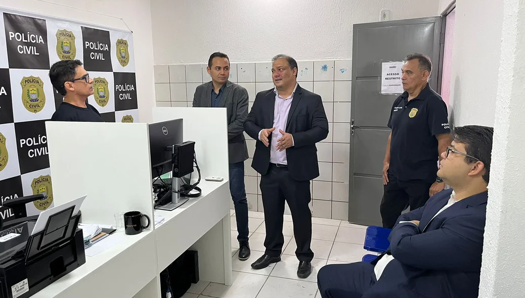 Delegado-geral da Polícia Civil do Piauí, Luccy Keiko, esteve presente durante a entrega dos aparelhos