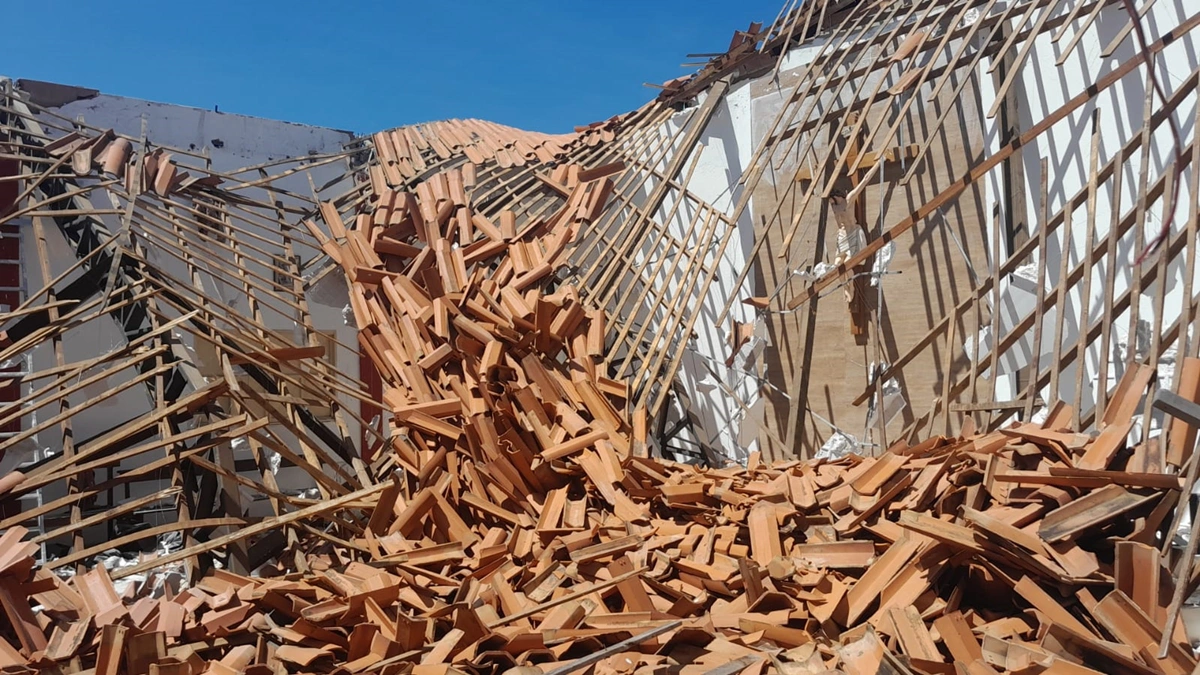 Desabamento ocorreu após troca do forro da igreja