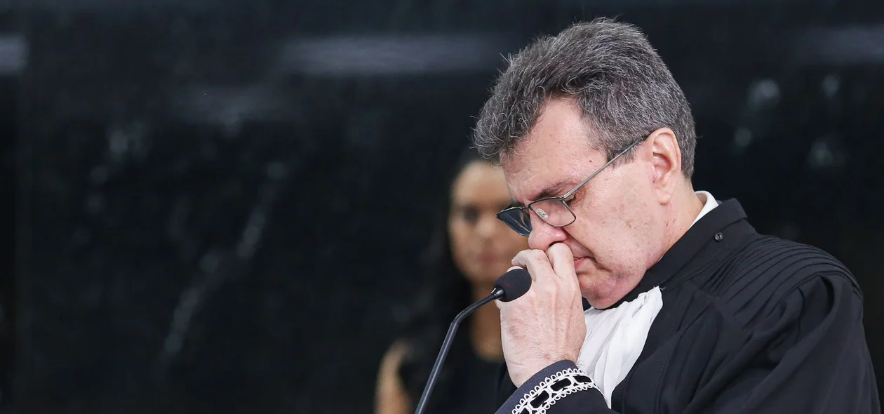 Desembargador João Gabriel emocionado em sua posse