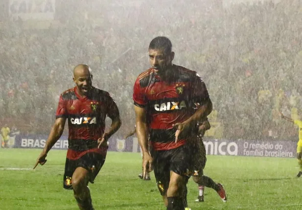 Diego Souza atuando com a camisa do Sport
