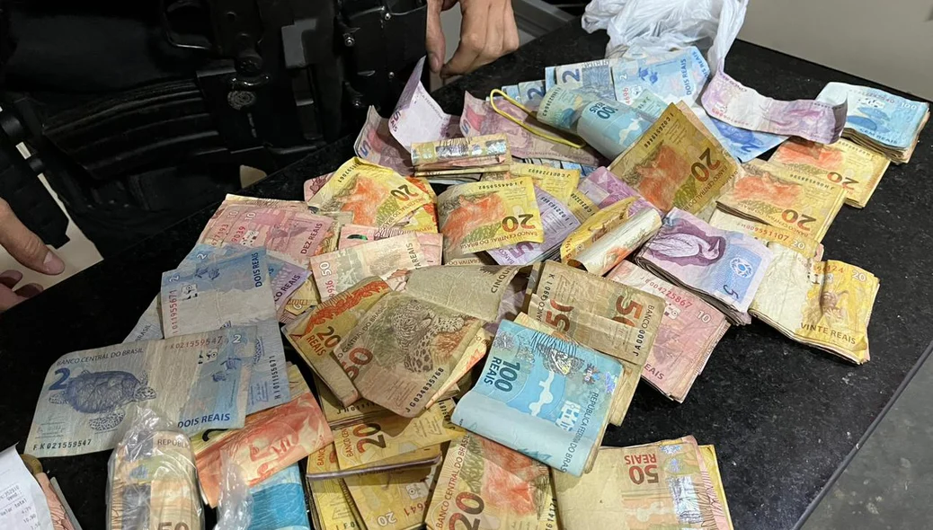 Dinheiro apreendido durante a Operação Terra Santa