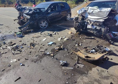 Dois veículos se envolveram em um acidente na manhã deste domingo (9).