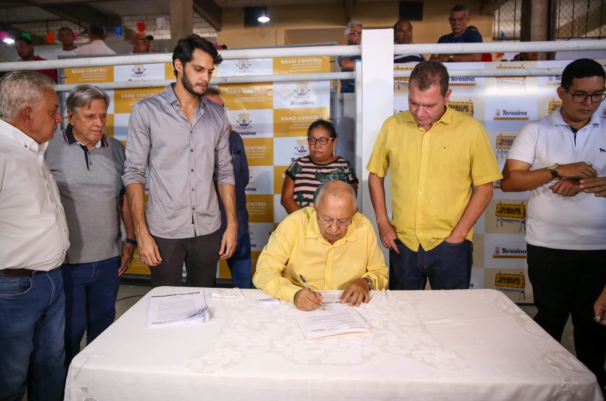 Dr. Pesoa assinando ordem de serviço para reforma do Mercado Central