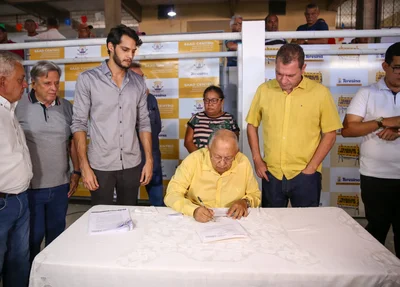 Dr. Pesoa assinando ordem de serviço para reforma do Mercado Central