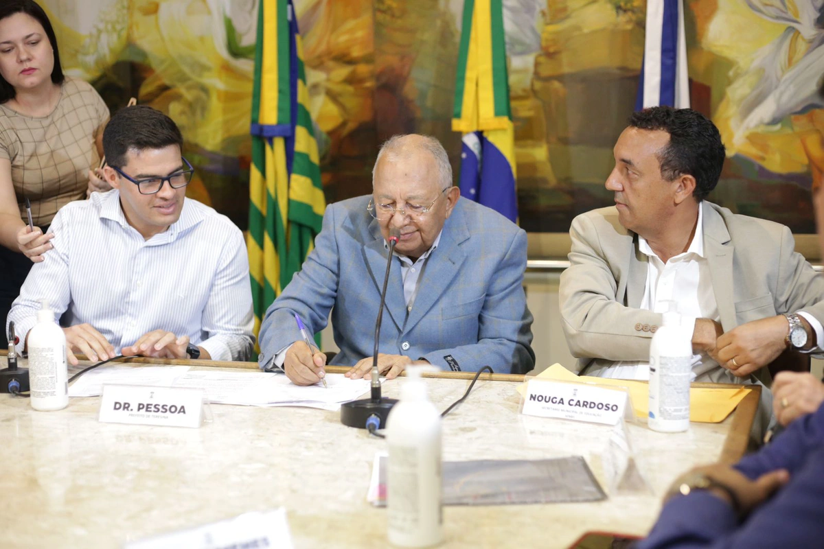 Dr. Pessoa assina contrato para adquirir prédio do Sesc Centro