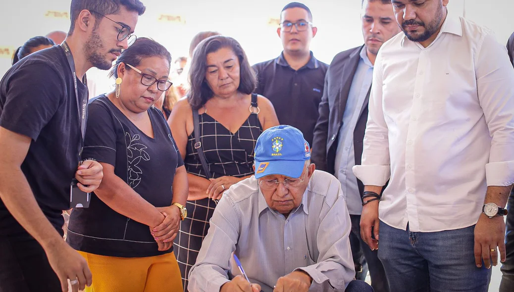 Dr. Pessoa assina ordem de serviço