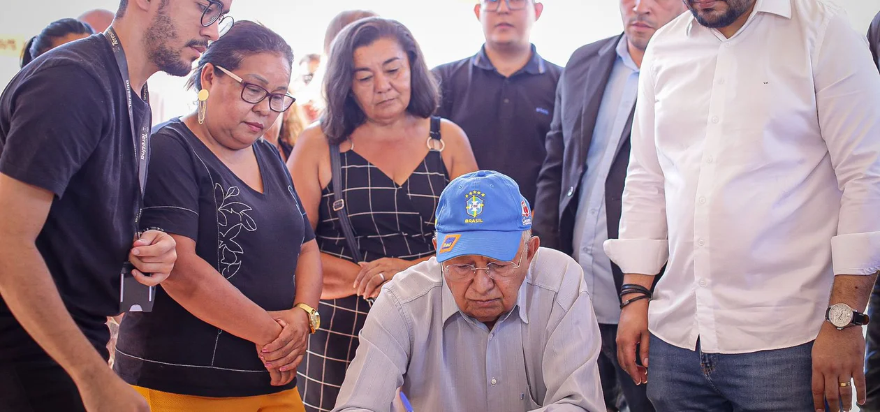 Dr. Pessoa assina ordem de serviço