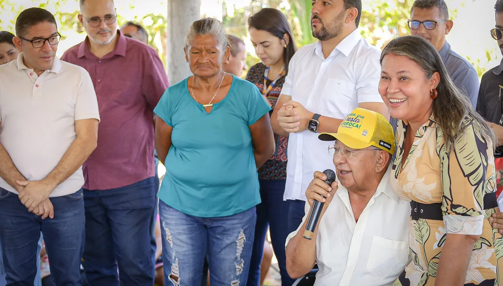 Dr. Pessoa conversa com moradores sobre regularização fundiária