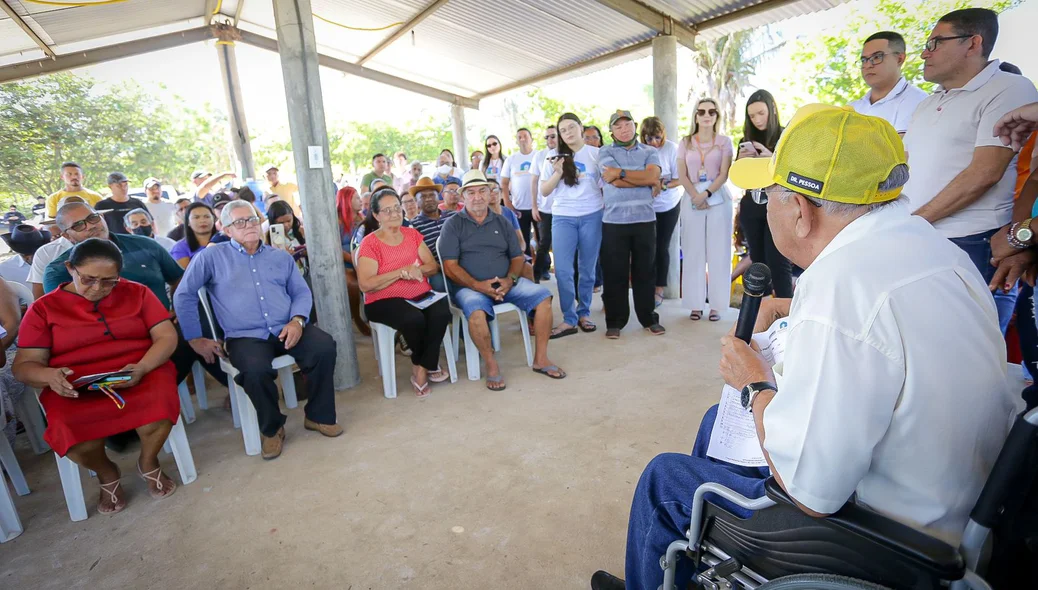 Dr. Pessoa conversa com moradores
