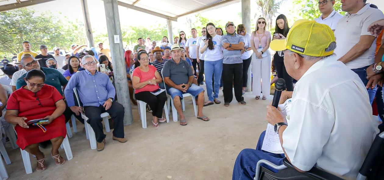 Dr. Pessoa conversa com moradores