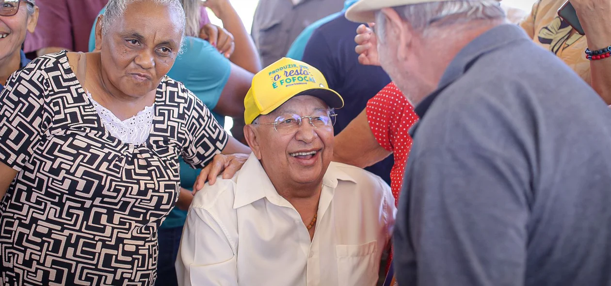 Dr. Pessoa cumprimenta morador