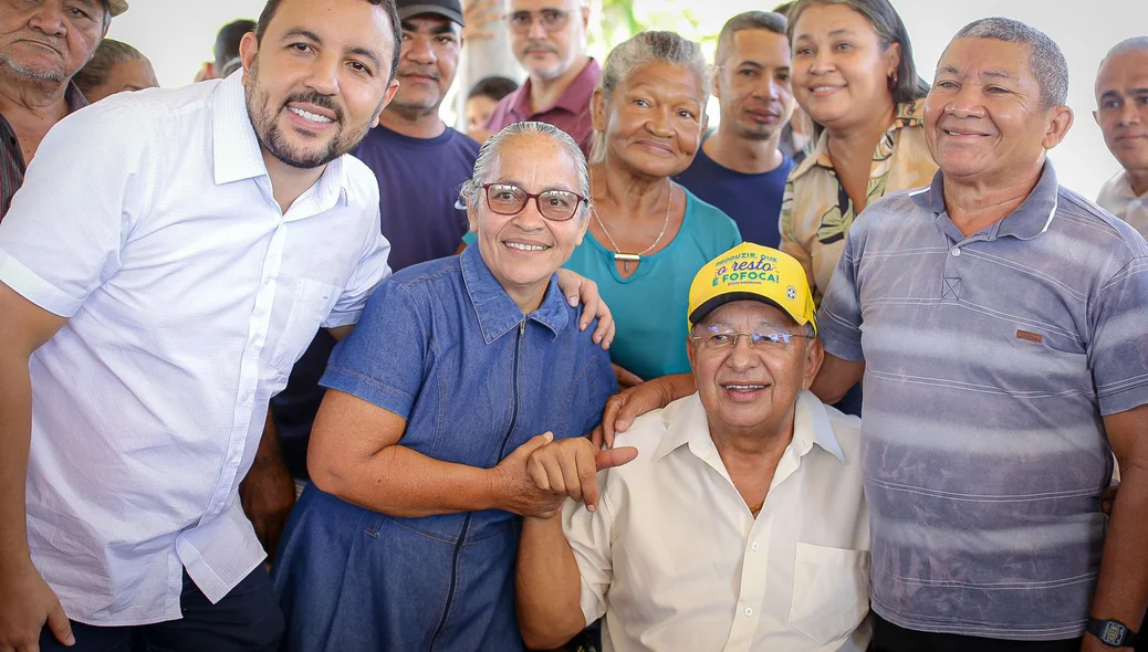 Dr. Pessoa e João Duarte com os moradores
