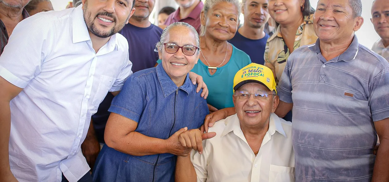 Dr. Pessoa e João Duarte com os moradores