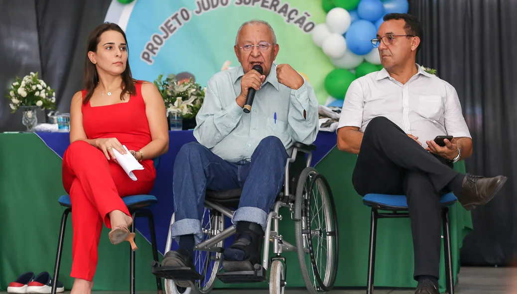Dr. Pessoa falando da importância do projeto para crianças
