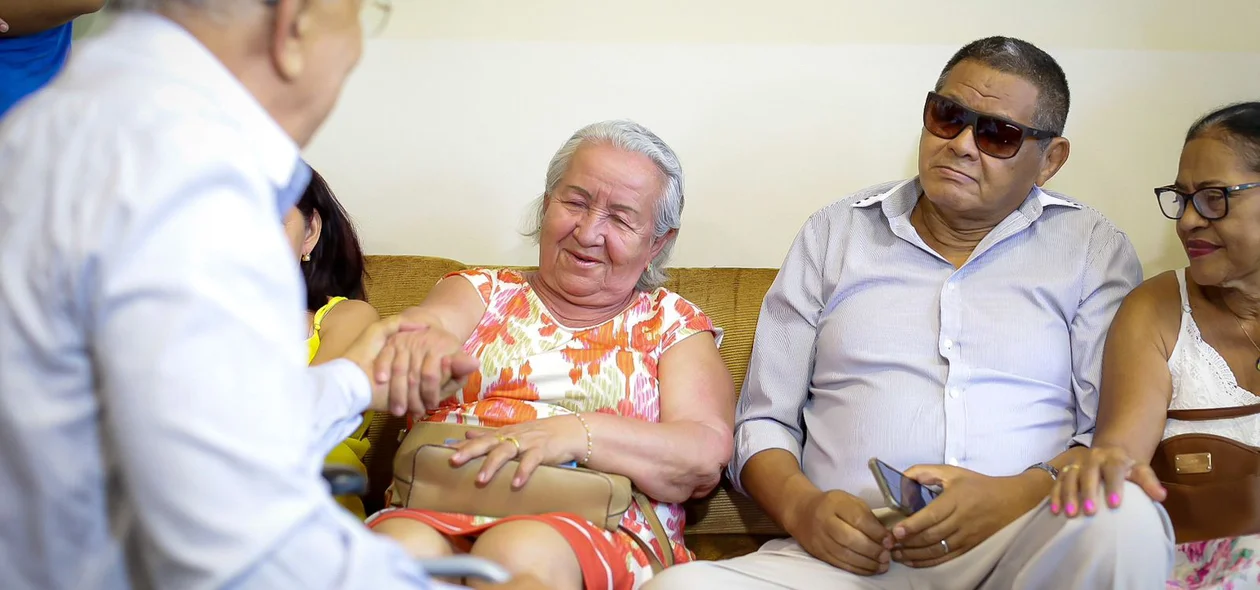 Dr. Pessoa recebe moradores do Monte Castelo
