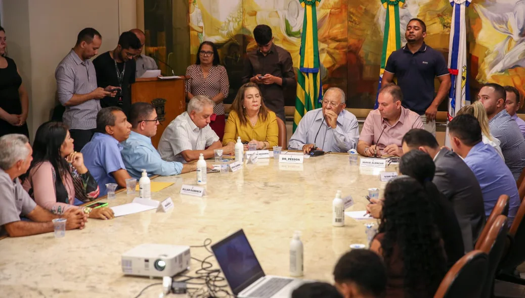 Dr. Pessoa recebe moradores do residencial Firmino Filho