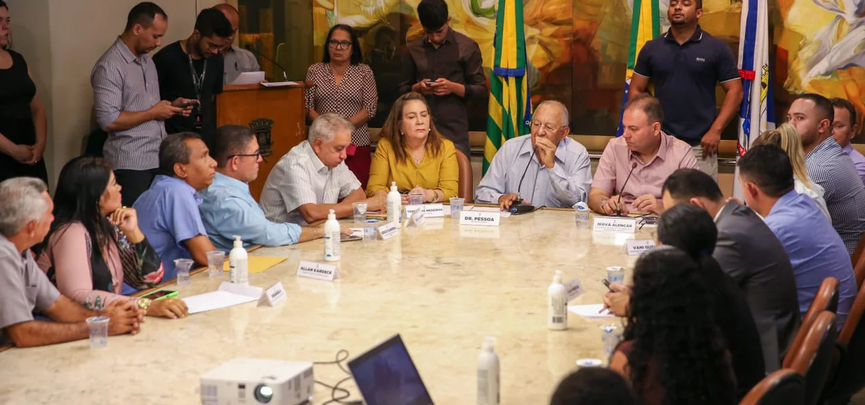Dr. Pessoa recebe moradores do residencial Firmino Filho