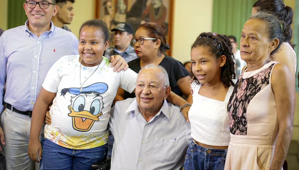 Dr. Pessoa tira foto com a comunidade