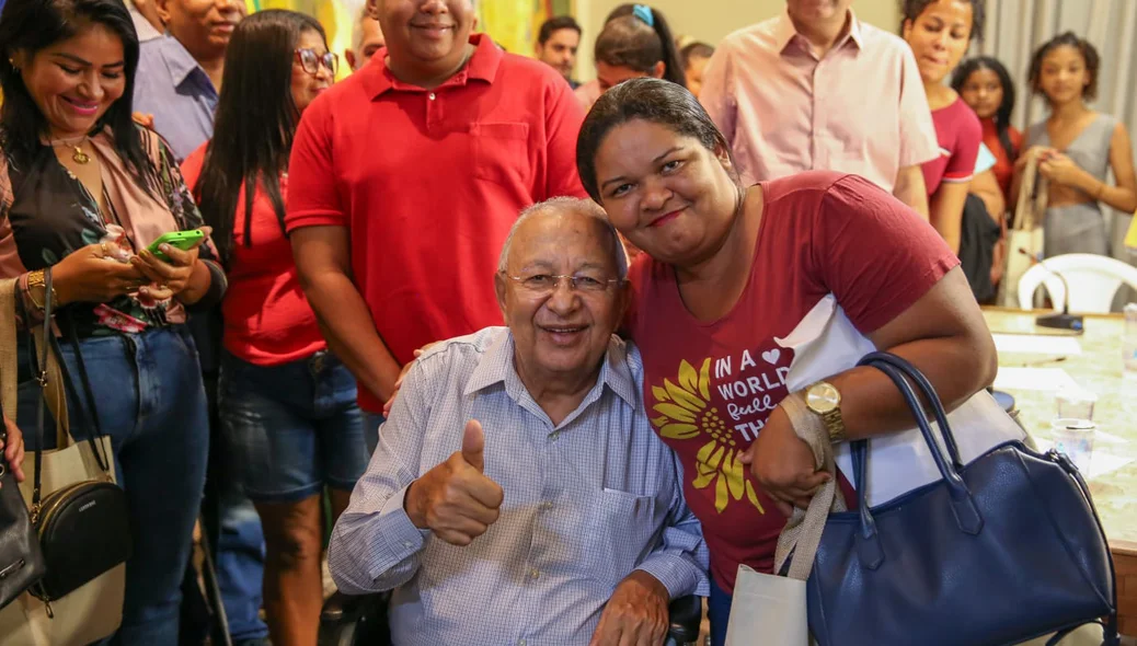 Dr. Pessoa tira foto com moradores do residencial Firmino Filho