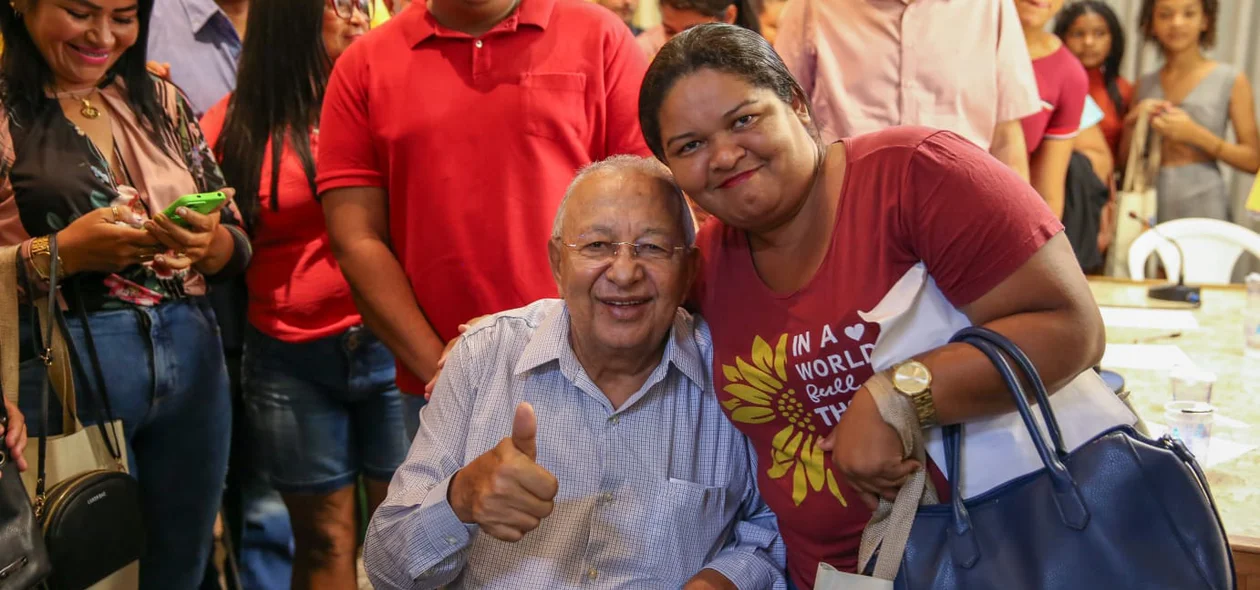 Dr. Pessoa tira foto com moradores do residencial Firmino Filho