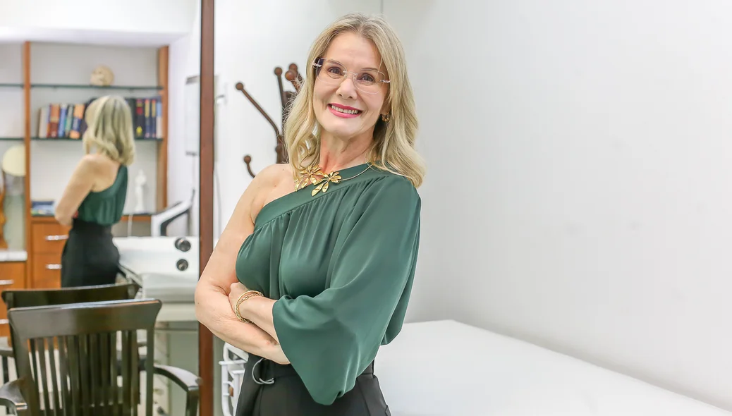 Dra. Ana Tecla em seu consultório