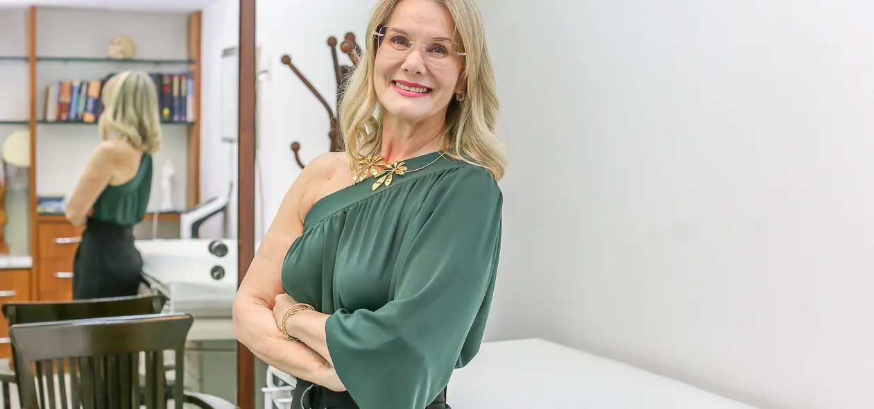 Dra. Ana Tecla em seu consultório
