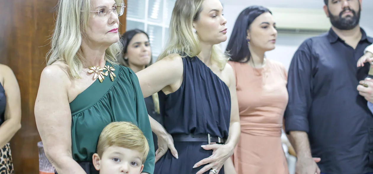 Dra. Ana Tecla ao lado família