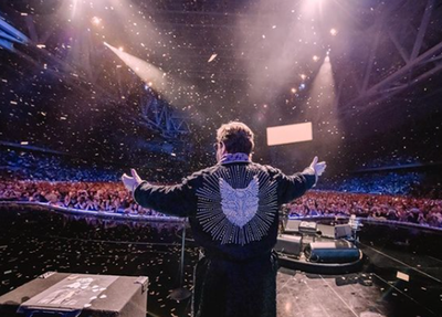 Elton John realizou seu último show para um público de 30 mil pessoas