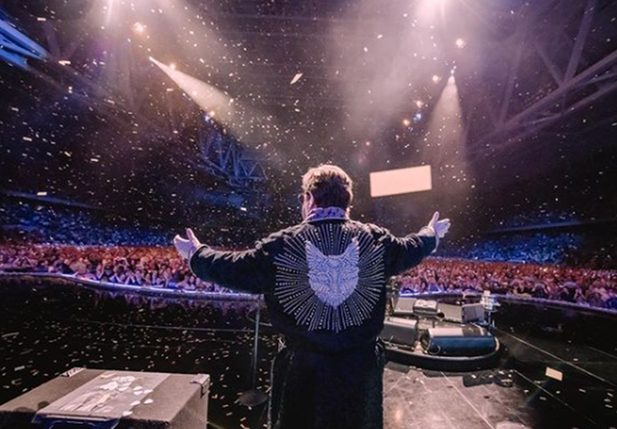 Elton John realizou seu último show para um público de 30 mil pessoas