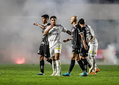 Em crise há três anos por má administração a torcida do Santos jogou bombas no confronto diante do Corinthians