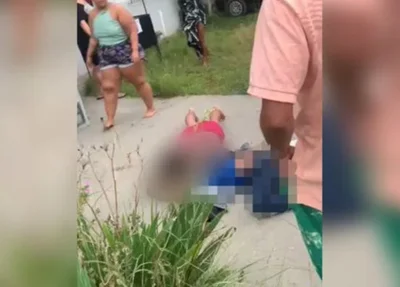 Em imagens que circulam nas redes sociais é possível ver uma pessoas abraçando o corpo do menino