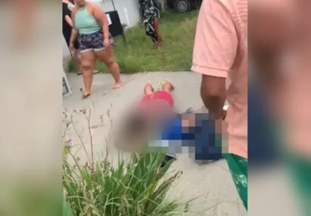 Em imagens que circulam nas redes sociais é possível ver uma pessoas abraçando o corpo do menino